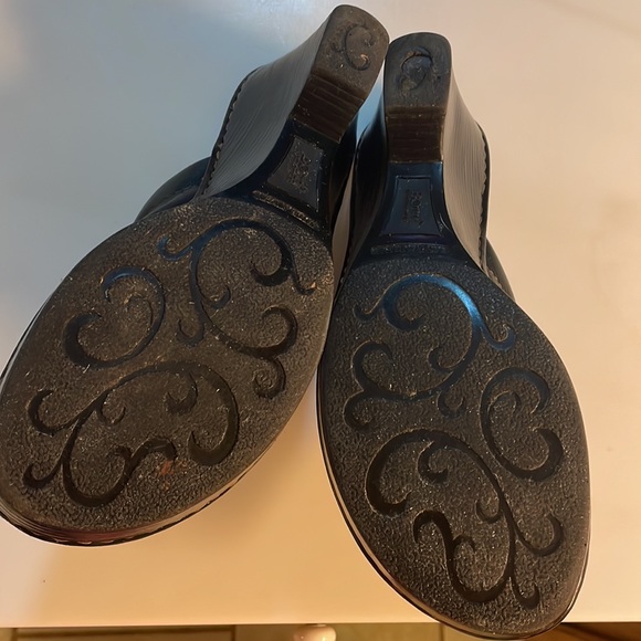 BOC/BORN Mules (available 12/5) - Picture 3 of 11